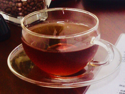 透明のカップに入った暖かい紅茶