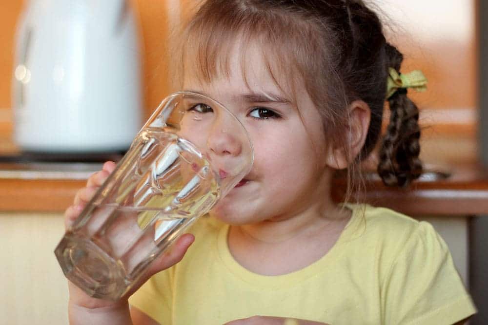 ウォーターサーバーの水を飲む女の子